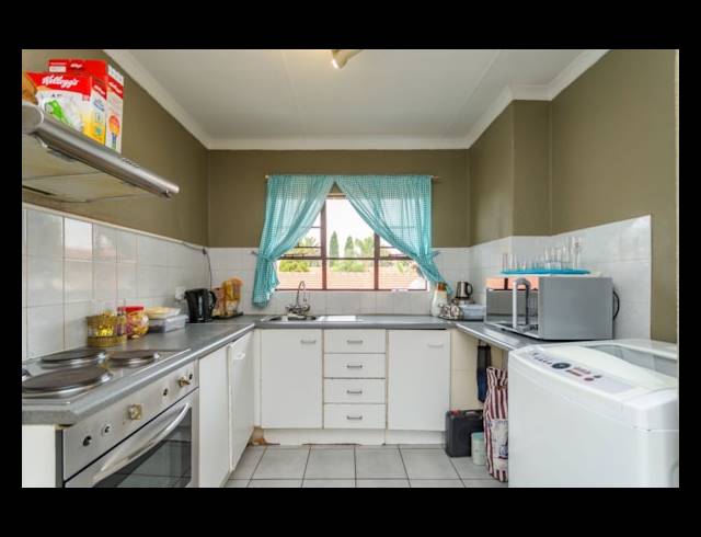 2 bed property to rent in LAKEFIELD